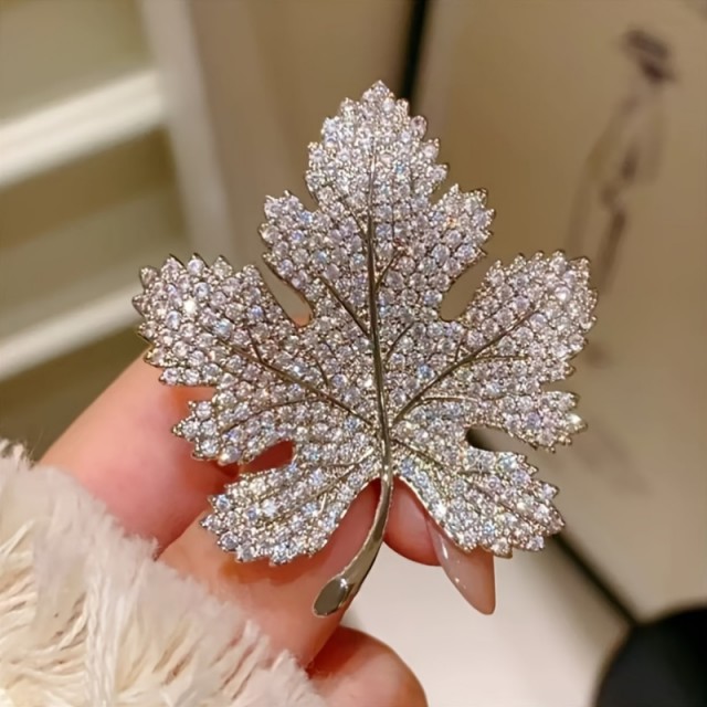 Elegantna broška z javorjevim listom in bleščečimi kamni 