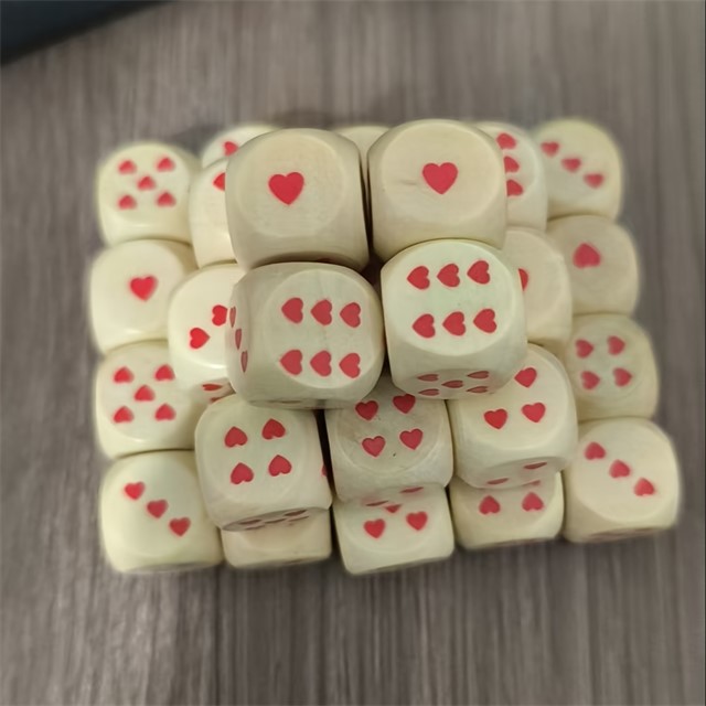 Lesene igralne kocke - komplet 2 igralnih kock z rdečimi srčki