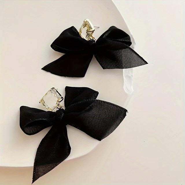 Elegantni črni uhani z večjo pentljo in kristalnim kamenčkom
