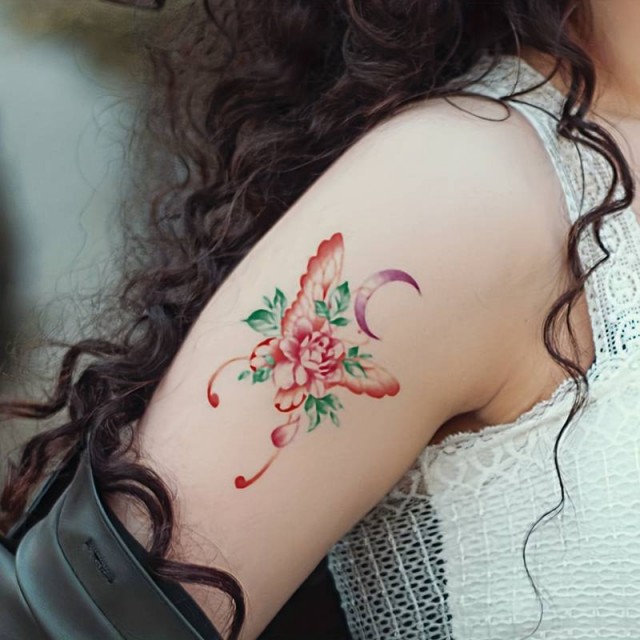 Komplet 30 začasnih tattoo nalepk s pisanimi metulji 
