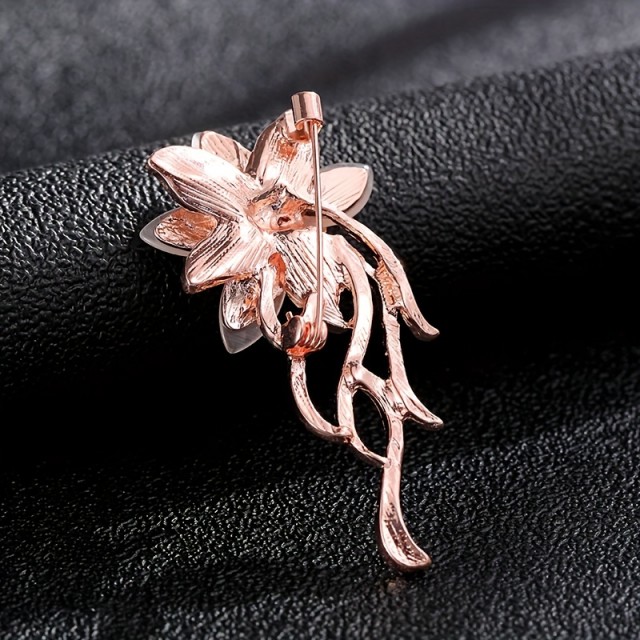 Bleščeča cvetlična broška v rose gold barvi