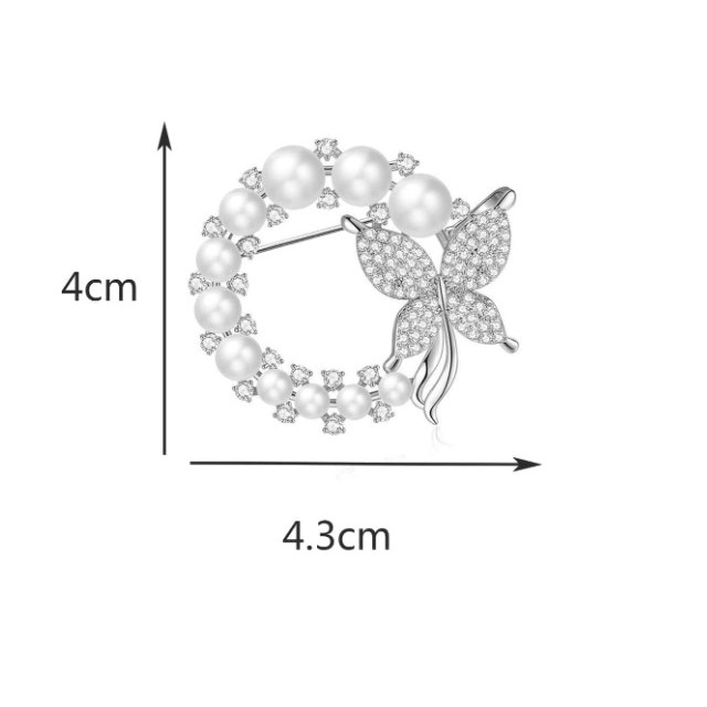 Elegantna broška s perlicami in metuljem