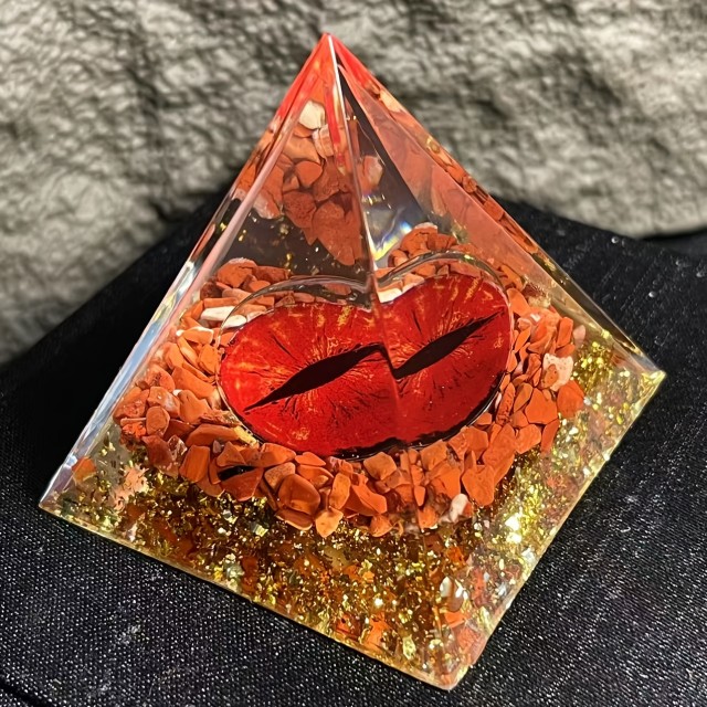 Orgonitna piramida »Hell’s Eye« – rdeče oko s kristali 5cm