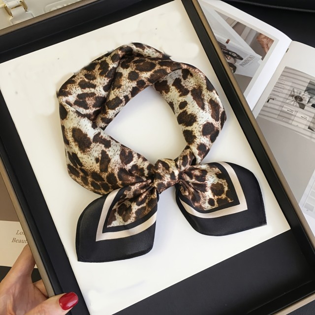 Elegantna ženska kvadratna ruta z leopardjim potiskom