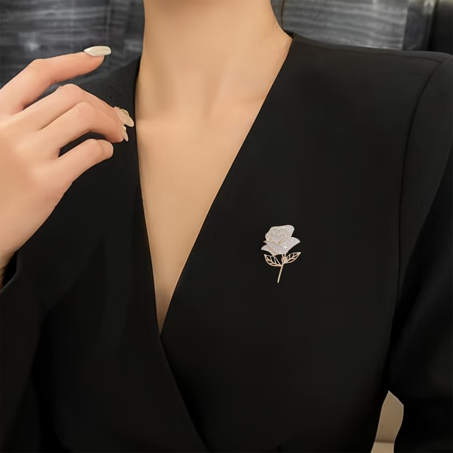Elegantna broška z zlato vrtnico